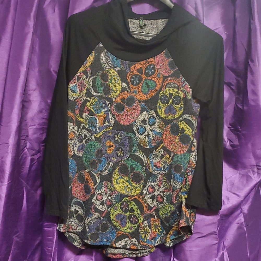Long sleeve hodded shirt with skulls
